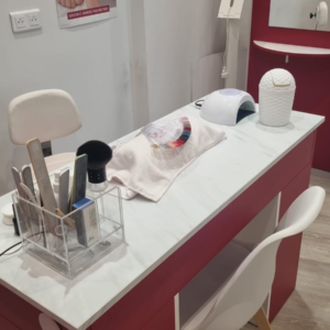 Espace manucure cabine spacieuse