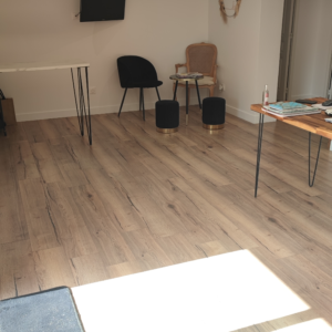 Studio esthétique avec coin manucure et cabine de soins