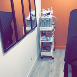 Cabine de soin avec table de massage