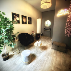 Cabine de soins esthétique + salle d’attente + parking