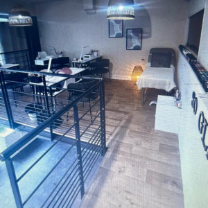 Espace bien équipé pour massages et soins esthétiques.
