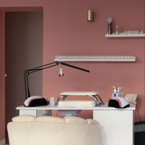 Salon / poste manucure prêt à l’emploi