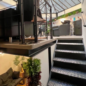 fauteuil coiffeur ou barber avec espace d attente
